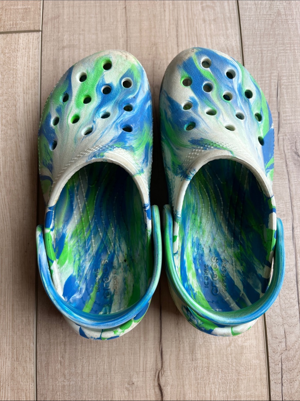 CROCS Kids Swirl-Print Clogs in Blue & Green - Picture 2 of 3